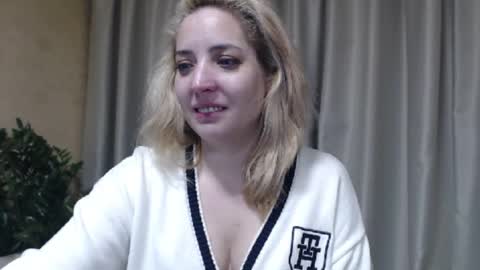 Snapshot of ohsweetmari chatting on 02-08-26, 02:59 Mari online show from 02-08-26, 02:59