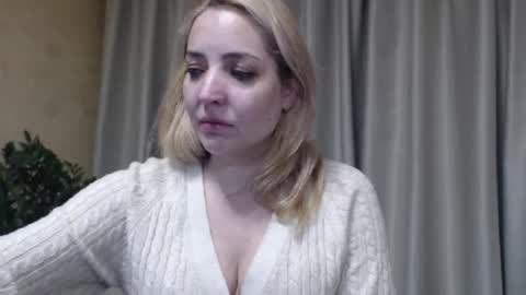 Snapshot of ohsweetmari chatting on 02-08-26, 10:13 Mari online show from 02-08-26, 10:13