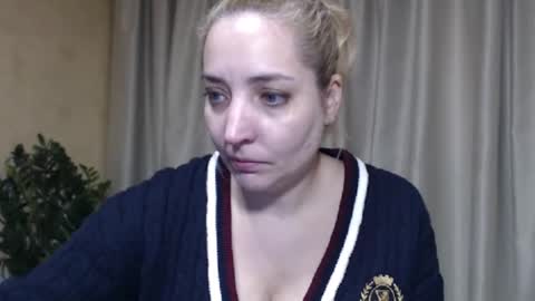 Snapshot of ohsweetmari chatting on 02-12-26, 10:54 Mari online show from 02-12-26, 10:54