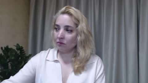 Snapshot of ohsweetmari chatting on 05-23-26, 04:44 Mari online show from 05-23-26, 04:44