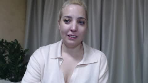Snapshot of ohsweetmari chatting on 05-31-26, 02:35 Mari online show from 05-31-26, 02:35