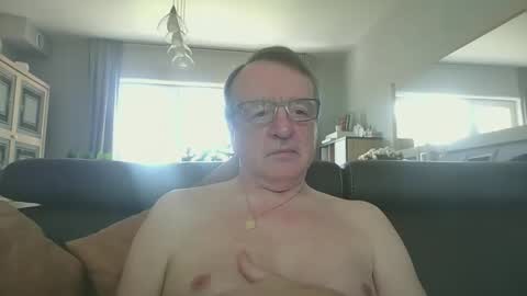 Snapshot of oldtimer160162493 chatting on 05-01-26, 12:43 oldtimer160162493 online show from 05-01-26, 12:43