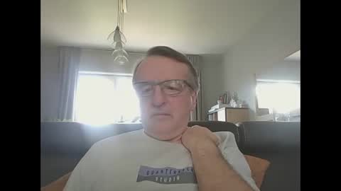 Snapshot of oldtimer160162493 chatting on 05-02-26, 12:21 oldtimer160162493 online show from 05-02-26, 12:21