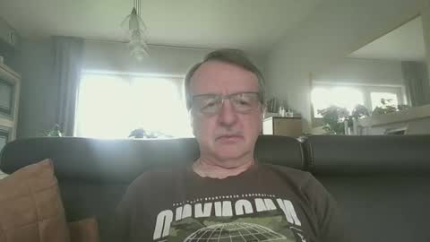 Snapshot of oldtimer160162493 chatting on 05-11-26, 12:33 oldtimer160162493 online show from 05-11-26, 12:33