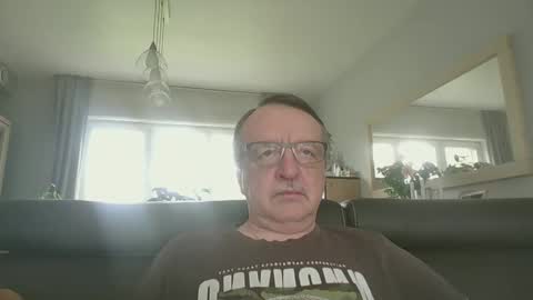 Snapshot of oldtimer160162493 chatting on 05-12-26, 12:24 oldtimer160162493 online show from 05-12-26, 12:24