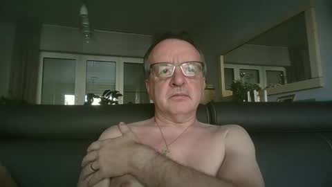 Snapshot of oldtimer160162493 chatting on 05-22-26, 05:40 oldtimer160162493 online show from 05-22-26, 05:40
