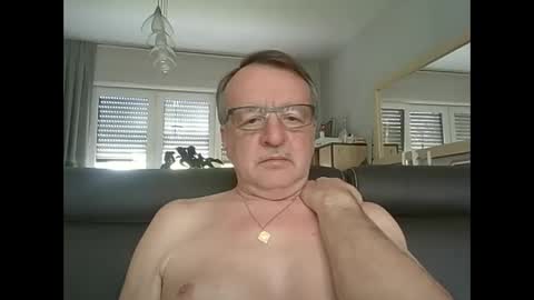 Snapshot of oldtimer160162493 chatting on 06-01-26, 11:56 oldtimer160162493 online show from 06-01-26, 11:56