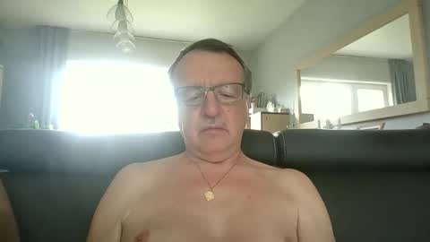 Snapshot of oldtimer160162493 chatting on 06-02-26, 01:57 oldtimer160162493 online show from 06-02-26, 01:57