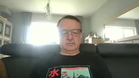 Snapshot of oldtimer160162493 chatting on 06-07-26, 01:15 oldtimer160162493 online show from 06-07-26, 01:15