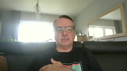 Snapshot of oldtimer160162493 chatting on 06-08-26, 12:38 oldtimer160162493 online show from 06-08-26, 12:38
