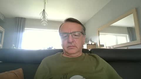Snapshot of oldtimer160162493 chatting on 06-10-26, 01:32 oldtimer160162493 online show from 06-10-26, 01:32