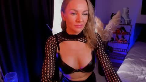 Snapshot of oliva_candy chatting on 02-25-25, 06:47 oliva_candy online show from 02-25-25, 06:47