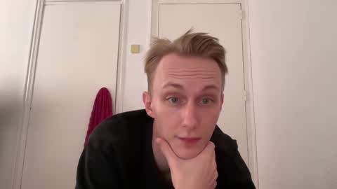Snapshot of oliver_and_thomas chatting on 09-10-25, 11:32 Oliver and Thomas online show from 09-10-25, 11:32