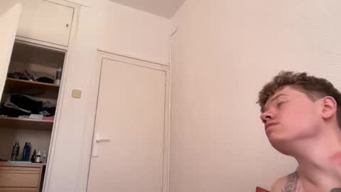 Snapshot of oliver_and_thomas chatting on 09-15-25, 11:32 Oliver and Thomas online show from 09-15-25, 11:32