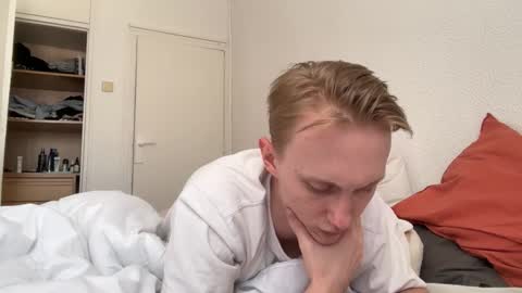 Snapshot of oliver_and_thomas chatting on 09-26-25, 01:04 Oliver and Thomas online show from 09-26-25, 01:04