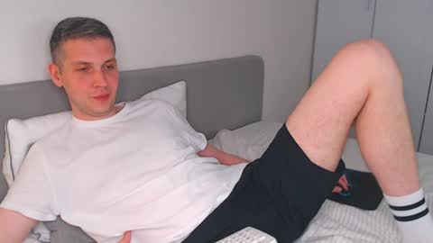 Snapshot of oliver_hort chatting on 05-28-26, 02:14 Oliver online show from 05-28-26, 02:14