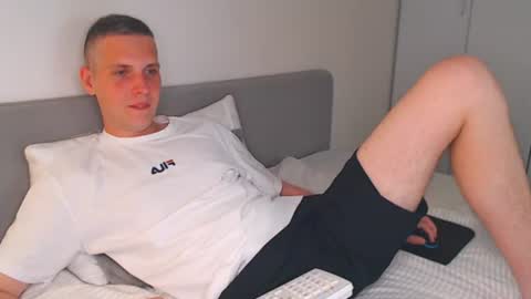Snapshot of oliver_hort chatting on 06-28-26, 04:57 Oliver online show from 06-28-26, 04:57