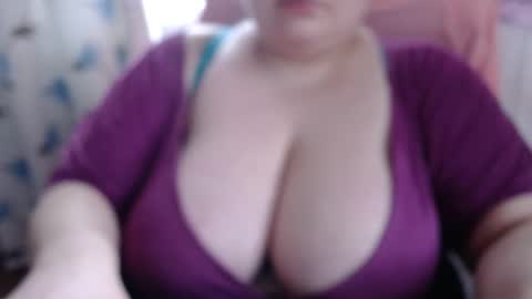 Snapshot of olivia_bud_gold chatting on 12-19-24, 08:23 Olivia Gold online show from 12-19-24, 08:23