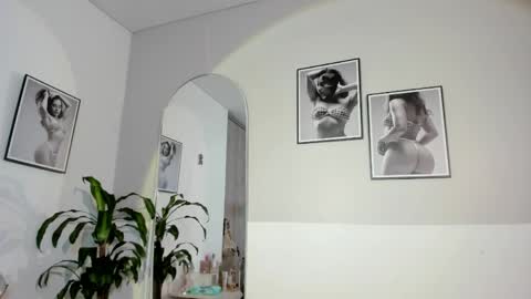 Olivia Collins online show from 05-12-26, 11:07