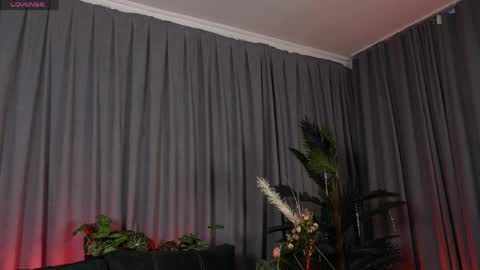 Snapshot of olivia_devis chatting on 05-16-26, 07:27 SaraConor online show from 05-16-26, 07:27