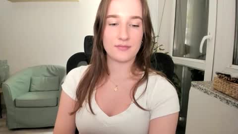 Snapshot of oliviaaa2003 chatting on 09-16-25, 07:04 Oliwiaa2004 online show from 09-16-25, 07:04