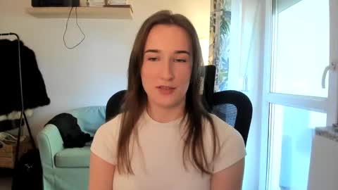 Snapshot of oliviaaa2003 chatting on 04-30-26, 10:32 Oliwiaa2004 online show from 04-30-26, 10:32