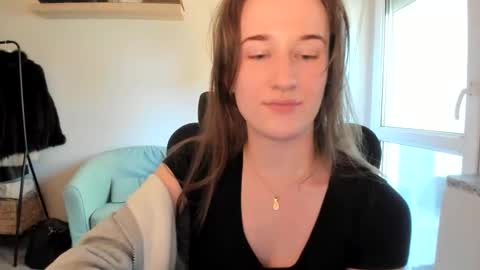 Snapshot of oliviaaa2003 chatting on 05-06-26, 11:37 Oliwiaa2004 online show from 05-06-26, 11:37