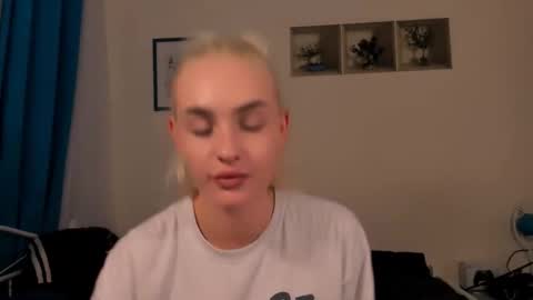 Snapshot of oliviahappy chatting on 05-31-26, 06:20 oliviaBeauty online show from 05-31-26, 06:20
