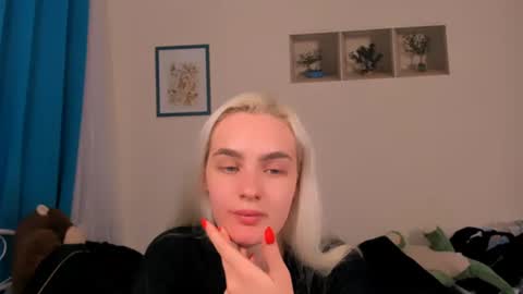 Snapshot of oliviahappy chatting on 06-16-26, 09:39 oliviaBeauty online show from 06-16-26, 09:39