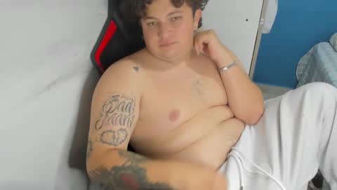 Snapshot of onewhiteboichub chatting on 11-14-25, 02:32 Andres INDEPENDENT MODEL online show from 11-14-25, 02:32