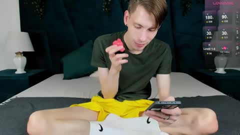 Snapshot of only_eric chatting on 11-10-25, 08:02 Erick online show from 11-10-25, 08:02