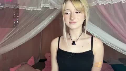 Snapshot of onlyeva1 chatting on 06-19-26, 10:19 Eva online show from 06-19-26, 10:19