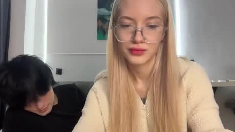 Bella and John online show from 11-09-25, 05:55