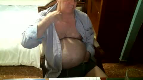 Snapshot of oscarw chatting on 12-15-25, 05:39 Oscar online show from 12-15-25, 05:39