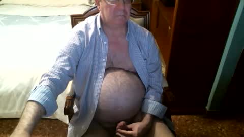 Snapshot of oscarw chatting on 12-17-25, 04:35 Oscar online show from 12-17-25, 04:35