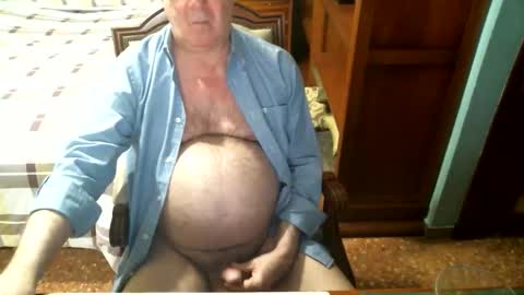 Snapshot of oscarw chatting on 02-08-26, 06:11 Oscar online show from 02-08-26, 06:11