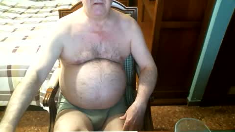 Snapshot of oscarw chatting on 03-08-26, 04:00 Oscar online show from 03-08-26, 04:00