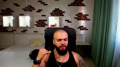 Snapshot of oscarwills chatting on 05-18-26, 04:18 OscarWills online show from 05-18-26, 04:18