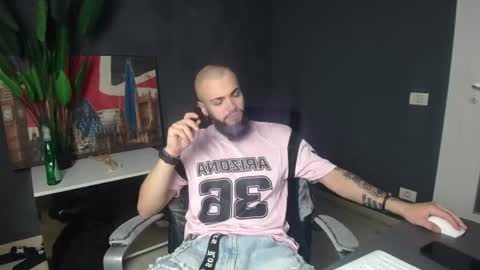 Snapshot of oscarwills chatting on 06-14-26, 05:31 OscarWills online show from 06-14-26, 05:31