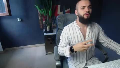 Snapshot of oscarwills chatting on 06-18-26, 04:46 OscarWills online show from 06-18-26, 04:46