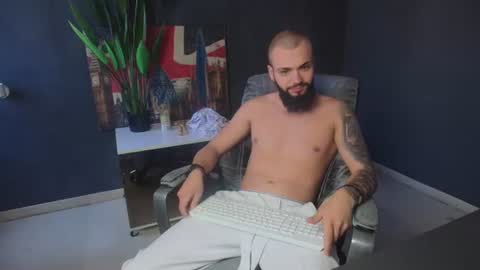 Snapshot of oscarwills chatting on 06-18-26, 09:14 OscarWills online show from 06-18-26, 09:14