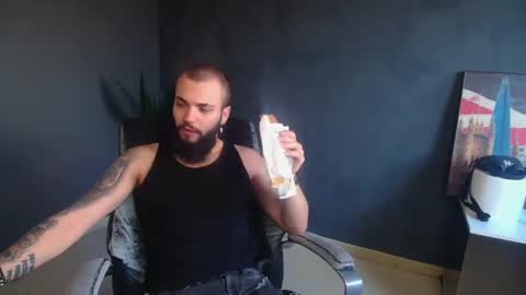 Snapshot of oscarwills chatting on 06-26-26, 04:17 OscarWills online show from 06-26-26, 04:17