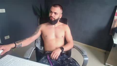 Snapshot of oscarwills chatting on 06-27-26, 04:28 OscarWills online show from 06-27-26, 04:28