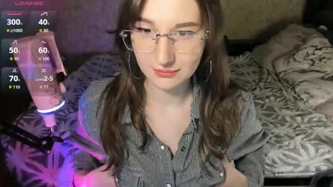 Snapshot of oskar_fucker chatting on 05-06-26, 03:57 Leliana online show from 05-06-26, 03:57