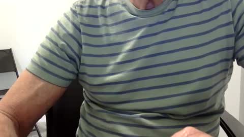 Snapshot of ossibottom chatting on 05-18-26, 10:04 Ossi online show from 05-18-26, 10:04