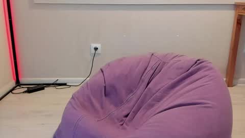 Snapshot of otishairy chatting on 05-19-26, 06:14 Otis online show from 05-19-26, 06:14