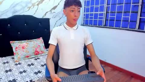 Snapshot of owen_sexy25 chatting on 09-17-25, 10:55 sexy owen online show from 09-17-25, 10:55