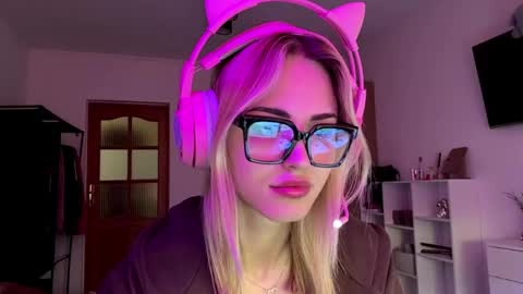 Snapshot of ozellagranville chatting on 05-15-26, 06:20 Eva online show from 05-15-26, 06:20