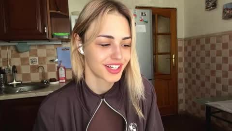 Snapshot of ozellagranville chatting on 06-08-26, 05:52 Eva online show from 06-08-26, 05:52