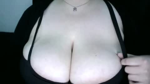 Snapshot of p00fball chatting on 07-08-26, 12:31 p00f online show from 07-08-26, 12:31
